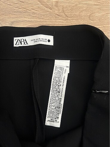 Zara Zara kısa siyah yırtmaçlı etek