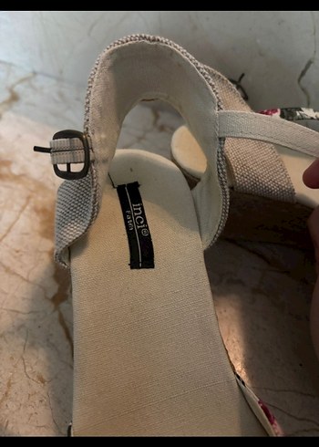 Çiçek Desenli Kadın Dolgu Topuk Sandalet - Görsel 4