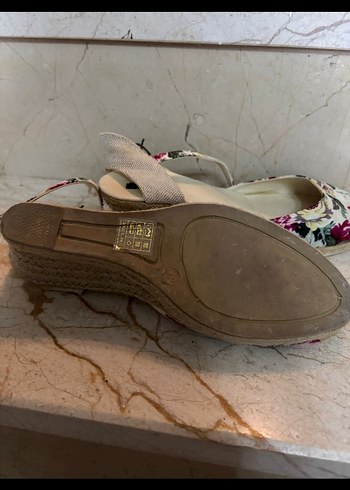 Çiçek Desenli Kadın Dolgu Topuk Sandalet - Görsel 3