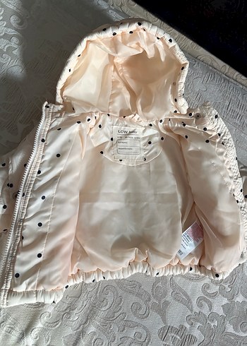 Kapüşonlu Beyaz Puantiyeli Kız Çocuk Montu - Görsel 3