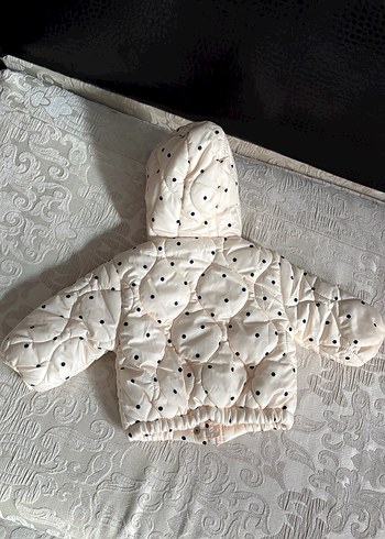 Kapüşonlu Beyaz Puantiyeli Kız Çocuk Montu - Görsel 5