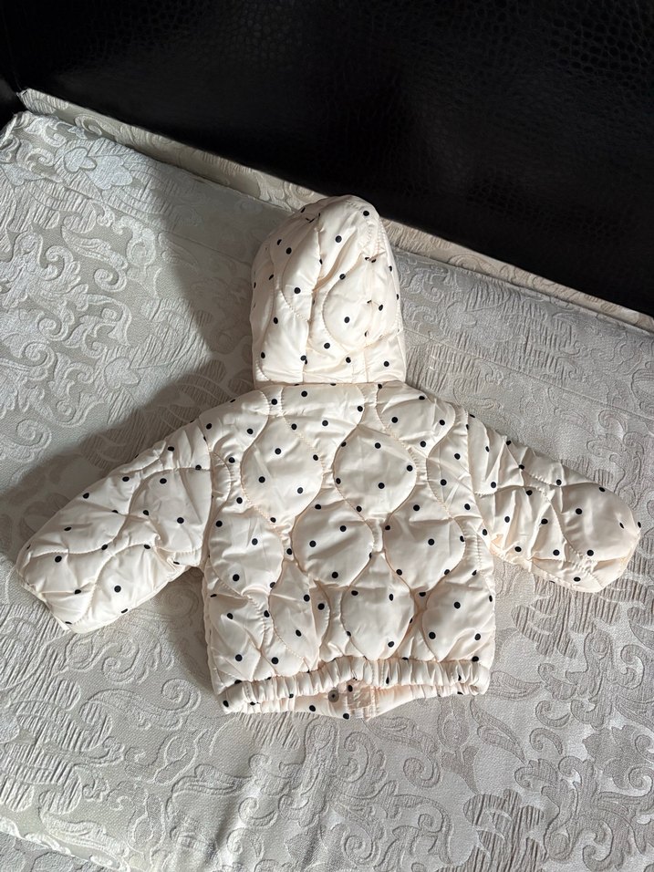 Kapüşonlu Beyaz Puantiyeli Kız Çocuk Montu - Görsel 5