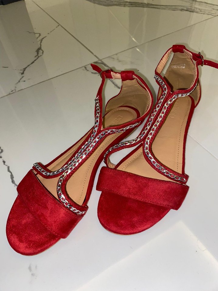 Kırmızı Zincir Detaylı Dolgu Topuklu Kadın Sandalet - Görsel 2