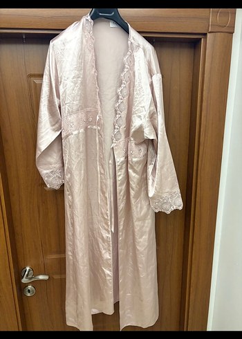 Uçuk pembe sıfır saten sabahlık - Görsel 4