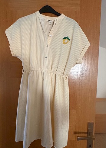 Sarı renk, hiç kullanılmadı meyve işlemeli elbise - Görsel 5