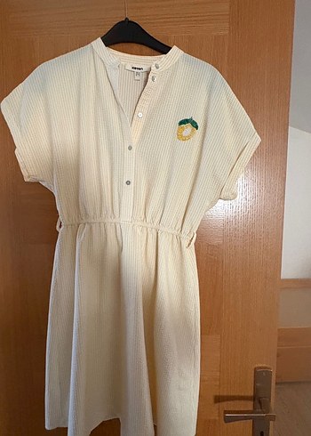 Sarı renk, hiç kullanılmadı meyve işlemeli elbise - Görsel 3