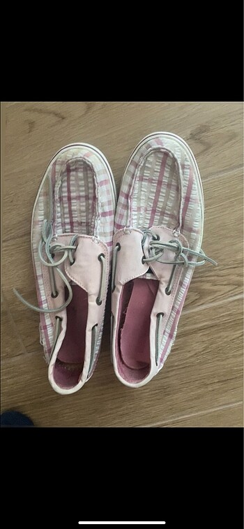 Sperry Top Sider Yanında ufak bir sökülmesi var o yuzden bu fiyata satıyorum.