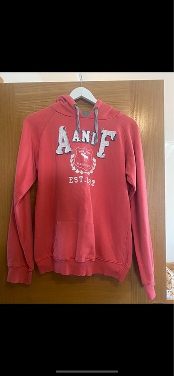 Pembe renk sweatshirt kusuru resımde gosterıldı kolunda lekesi v