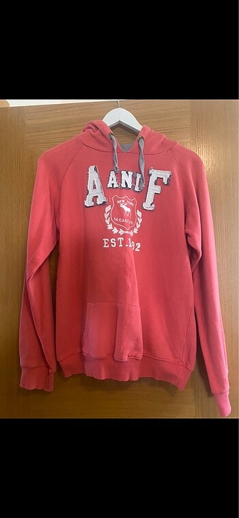 Diğer Pembe renk sweatshirt kusuru resımde gosterıldı kolunda lekesi v