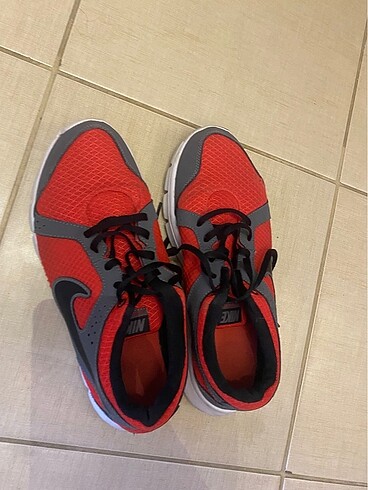 39 Beden kırmızı Renk Kırmızı nike marka ayakkabı orjinaldir