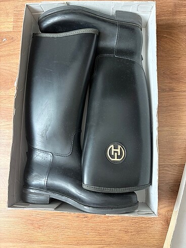 Tommy hilfiger marka siyah çizme orjinal ürün 40 beden