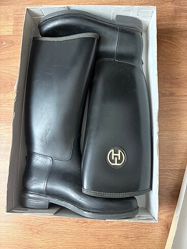40 Beden siyah Renk Tommy hilfiger marka siyah çizme orjinal ürün 40 beden