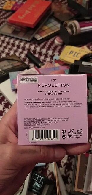  Beden I heart Revolution blusher farda jouse çilek allık