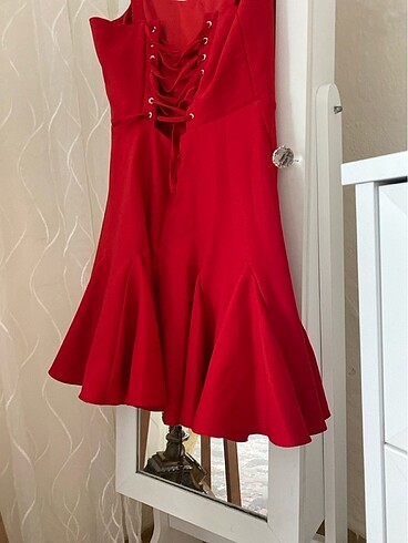 38 Beden Kırmızı fırfırlı elbise