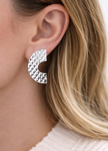 Gri Parlak Yarı Halka Kadın Küpe - Görsel 2