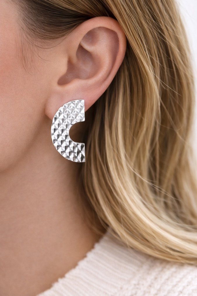 Gri Parlak Yarı Halka Kadın Küpe - Görsel 2