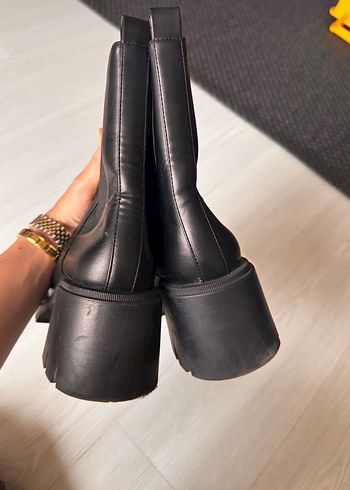 Kadın Siyah Deri Blok Topuklu Bot - Görsel 2