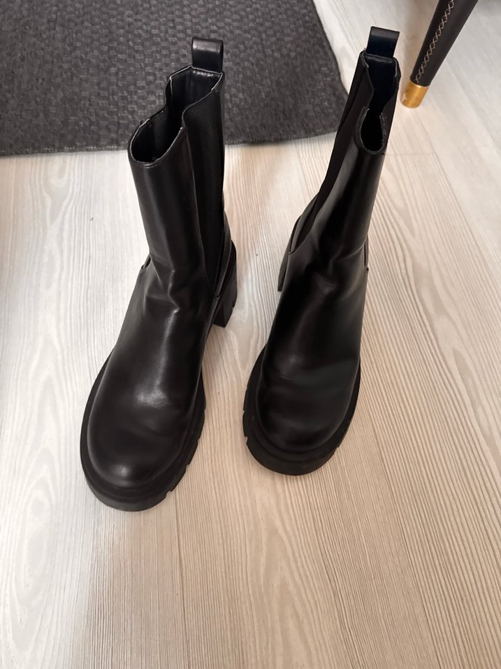 Kadın Siyah Deri Blok Topuklu Bot - Görsel 4