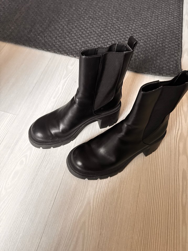 Kadın Siyah Deri Blok Topuklu Bot - Görsel 5