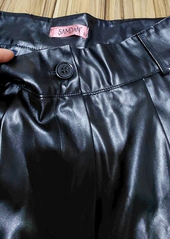 Siyah Deri Kemerli Mini Şort - Görsel 3