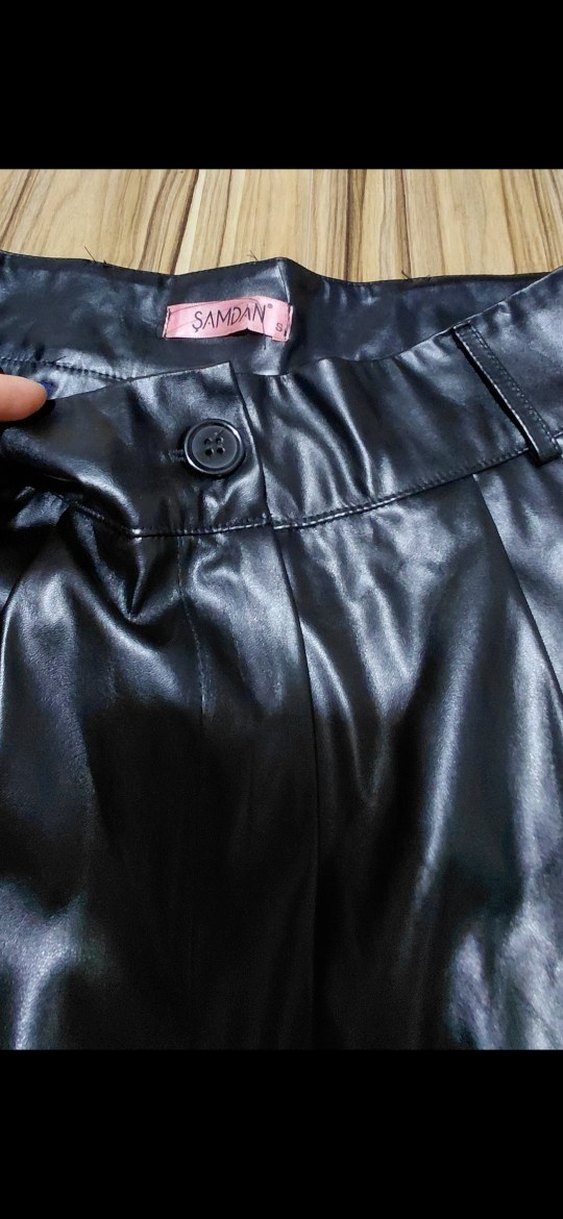 Siyah Deri Kemerli Mini Şort - Görsel 3