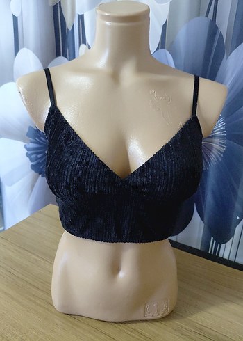 Kısa Kesim Siyah Pilili V Yaka Bustiyer - Görsel 2