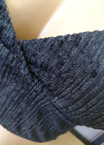 Kısa Kesim Siyah Pilili V Yaka Bustiyer - Görsel 6