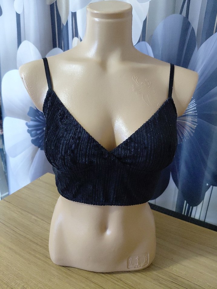 Kısa Kesim Siyah Pilili V Yaka Bustiyer - Görsel 2