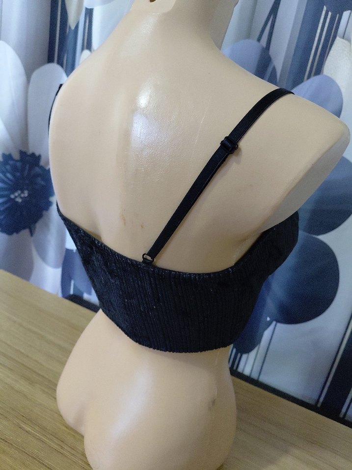 Kısa Kesim Siyah Pilili V Yaka Bustiyer - Görsel 3