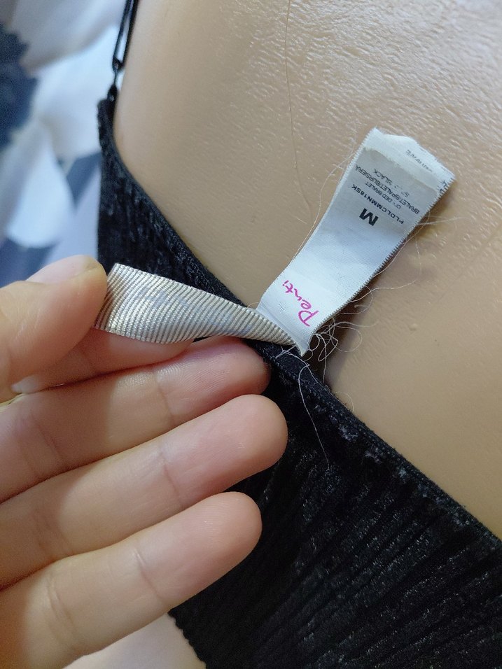 Kısa Kesim Siyah Pilili V Yaka Bustiyer - Görsel 4