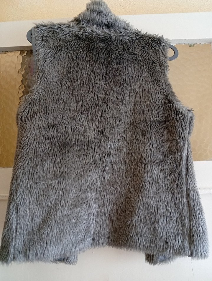 Gri Kürklü Kız Yelek - Görsel 3