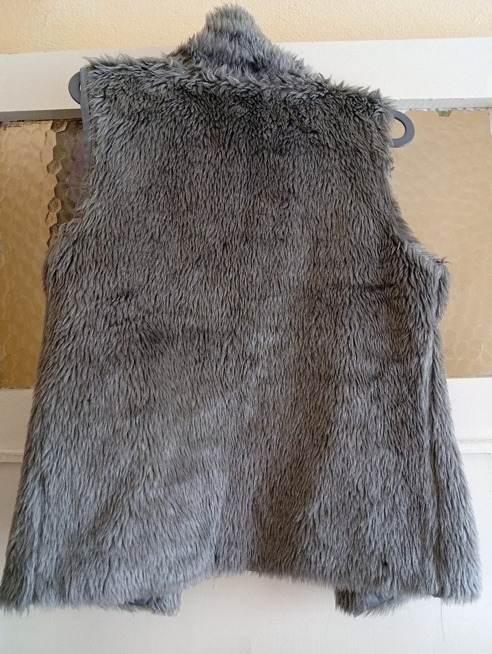 Gri Kürklü Kız Yelek - Görsel 4