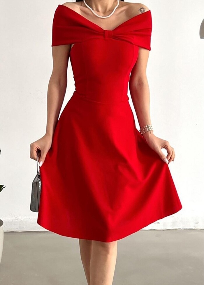 Kırmızı elbise - Görsel 2