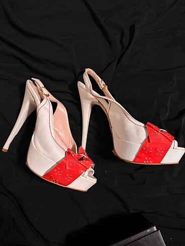 Tucino Fiyonklu Stiletto Topuklu Ayakkabı