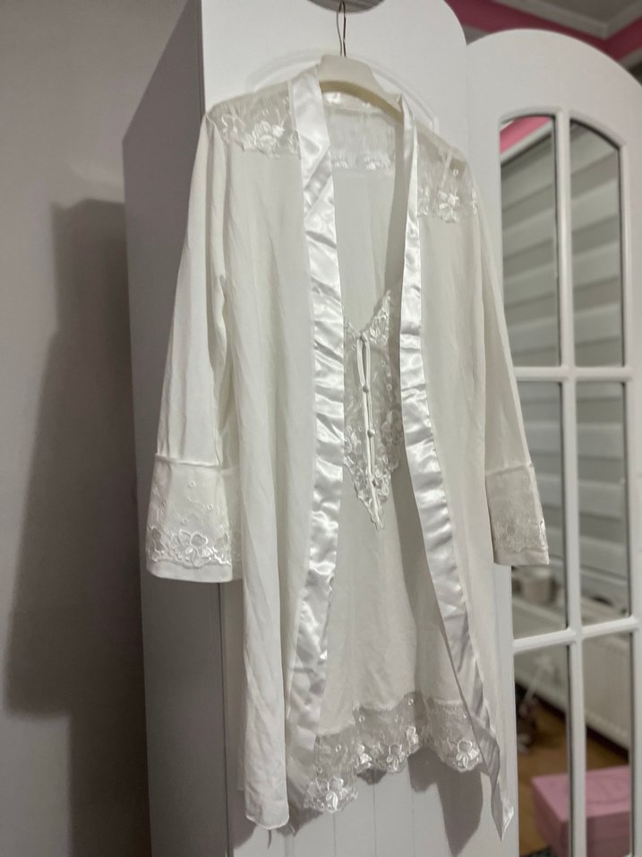 Uzun Beyaz Bohem Nakışlı Kadın Sabahlık - Görsel 2