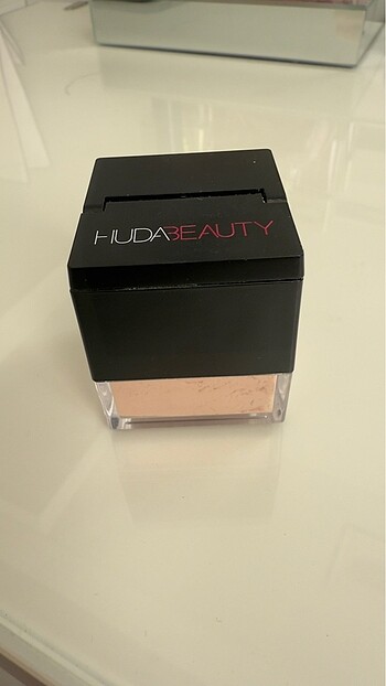 HUDA BEAUTY POWDER PUDRA