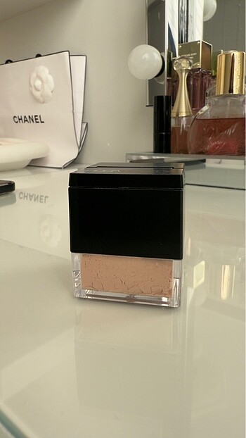  Beden HUDA BEAUTY POWDER PUDRA
