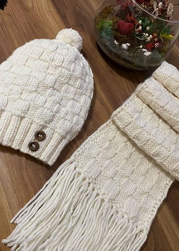 Örgü kadın Bere ve Püsküllü Atkı - Görsel 4