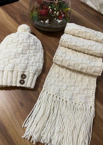 Örgü kadın Bere ve Püsküllü Atkı - Görsel 9