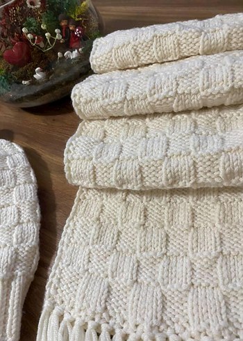 Örgü kadın Bere ve Püsküllü Atkı - Görsel 7