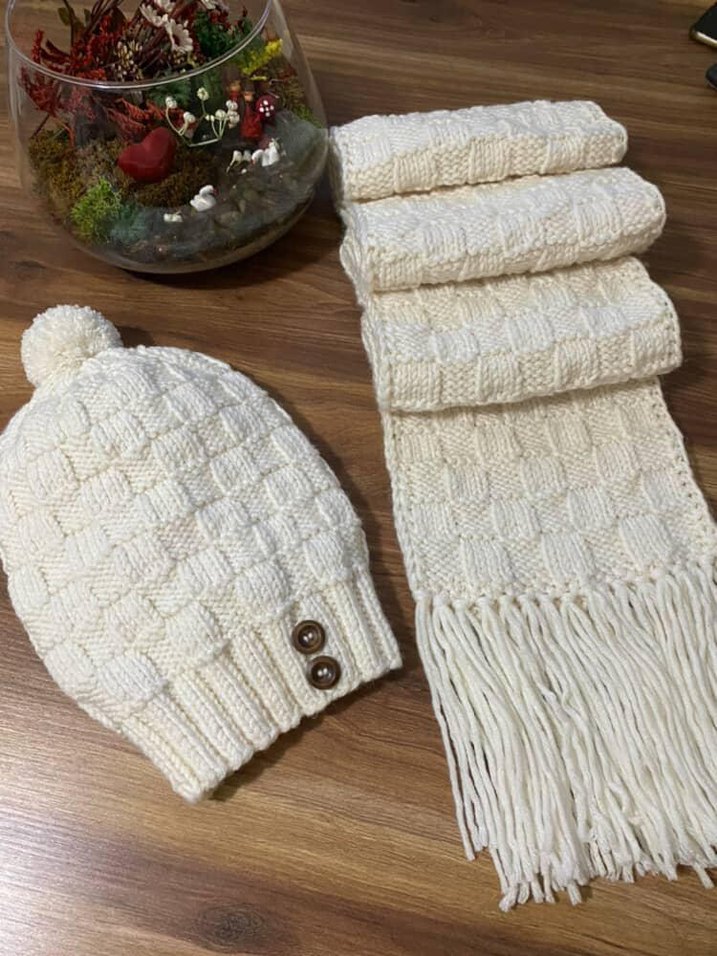 Örgü kadın Bere ve Püsküllü Atkı - Görsel 3