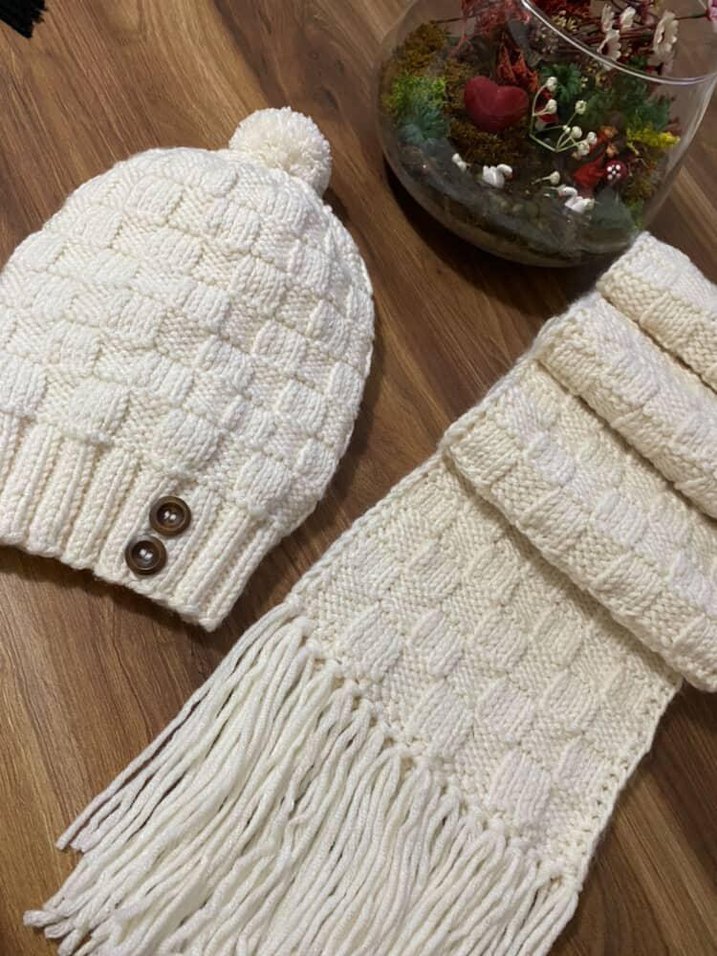 Örgü kadın Bere ve Püsküllü Atkı - Görsel 4