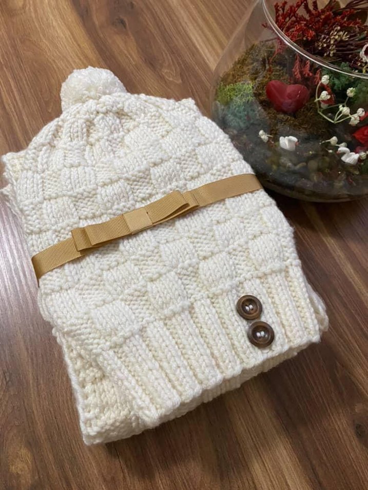 Örgü kadın Bere ve Püsküllü Atkı - Görsel 2