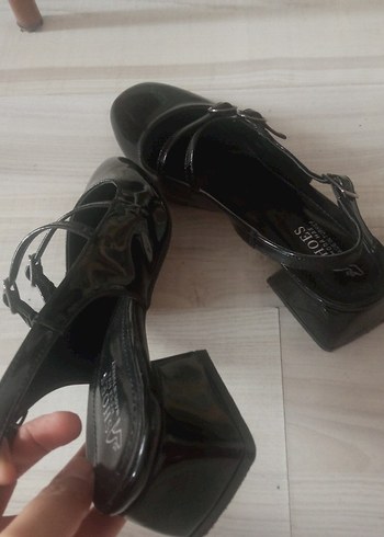 Siyah Parlak Kemerli Gotik Kadın Topuklu Ayakkabı - Görsel 5