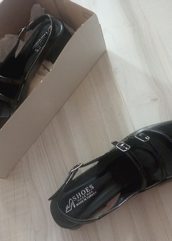 Siyah Parlak Kemerli Gotik Kadın Topuklu Ayakkabı - Görsel 3