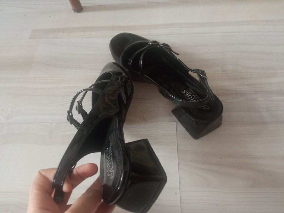 Siyah Parlak Kemerli Gotik Kadın Topuklu Ayakkabı - Görsel 5