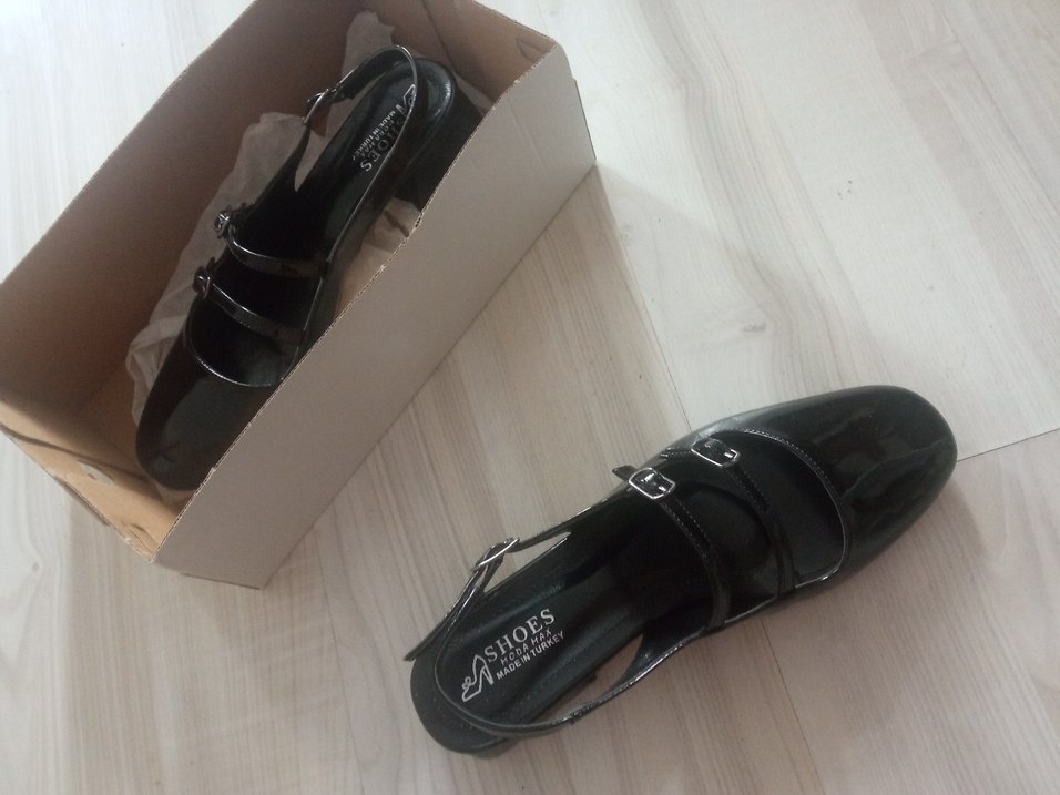 Siyah Parlak Kemerli Gotik Kadın Topuklu Ayakkabı - Görsel 3