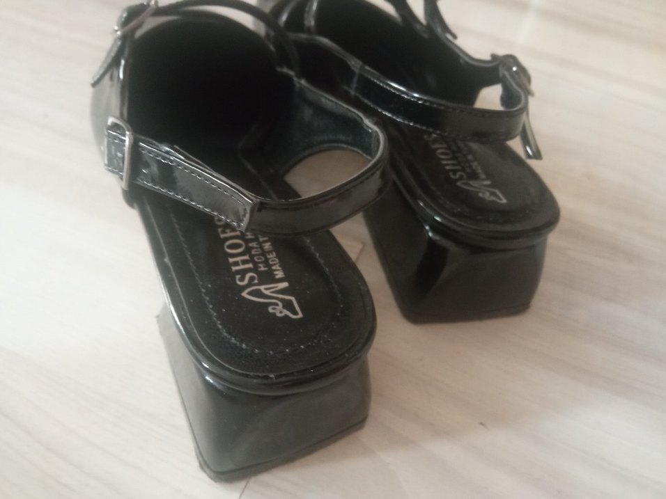 Siyah Parlak Kemerli Gotik Kadın Topuklu Ayakkabı - Görsel 4