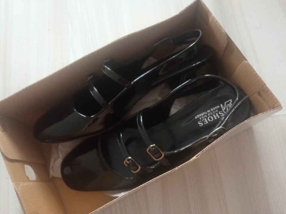 Siyah Parlak Kemerli Gotik Kadın Topuklu Ayakkabı - Görsel 2