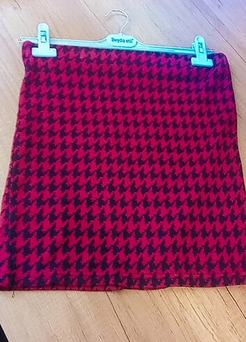 Kısa kırmızı siyah desenli etek - Görsel 2